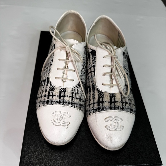 CHANEL Black and white
Tweed Cap Toe CC Lace Up Oxford - Picture 4 of 7
